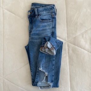Distressed Hi-Rise Jegging